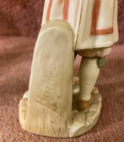 Rare Royal Worcester Porcelain Figure – Beefeater 'Shape No: 1362', by James Hadley Dated 1892 (5 of 6) Rare Royal Worcester Porcelain Figure – Beefeater 'Shape No: 1362', by James Hadley Dated 1892 (5 of 6)