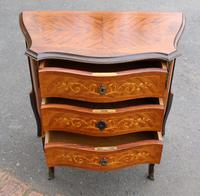 1960s Small Mahogany Serpentine Front Chest Drawers with Marquetry (2 of 4) 1960s Small Mahogany Serpentine Front Chest Drawers with Marquetry (2 of 4)