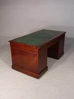 Good Late 19th Century Pedestal Desk with a Triple Inlaid Leather Top (4 of 7) Good Late 19th Century Pedestal Desk with a Triple Inlaid Leather Top (4 of 7)