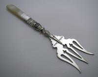 Antique Victorian 1897 Solid Sterling Silver & Mother of Pearl Bread Muffin Cake Fork Server (2 of 5) Antique Victorian 1897 Solid Sterling Silver & Mother of Pearl Bread Muffin Cake Fork Server (2 of 5)