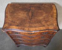 An 18th Century Style Figured Walnut Serpentine Chest of Drawers (7 of 12) An 18th Century Style Figured Walnut Serpentine Chest of Drawers (7 of 12)