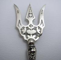 Beautiful Victorian 1899 Solid Sterling Silver Antique Repousse Bread Muffin Cake Fork Server (8 of 8) Beautiful Victorian 1899 Solid Sterling Silver Antique Repousse Bread Muffin Cake Fork Server (8 of 8)