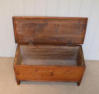 Small Proportioned Pine Coffer (5 of 10) Small Proportioned Pine Coffer (5 of 10)