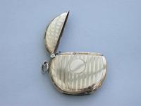 Edwardian 9 Carat Gold Circular Vesta Case (7 of 12) Edwardian 9 Carat Gold Circular Vesta Case (7 of 12)
