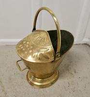 Victorian Brass Helmet Coal Scuttle (4 of 6) Victorian Brass Helmet Coal Scuttle (4 of 6)