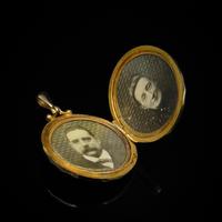 Antique 9ct Yellow Gold Engraved Fancy Round Photo Locket Pendant (8 of 10) Antique 9ct Yellow Gold Engraved Fancy Round Photo Locket Pendant (8 of 10)