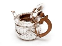 Victorian Silver Bachelor Style Tea Pot with a Crested Body (4 of 7) Victorian Silver Bachelor Style Tea Pot with a Crested Body (4 of 7)
