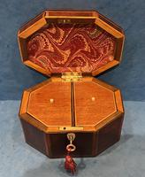 Georgian Hexagonal Mahogany Twin Section Tea Caddy with Inlay (14 of 18) Georgian Hexagonal Mahogany Twin Section Tea Caddy with Inlay (14 of 18)