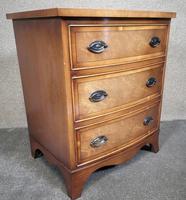 Small Mahogany Bow Front Chest In The Georgian Style / Bevan Funnell, Reprodux (8 of 8) Small Mahogany Bow Front Chest In The Georgian Style / Bevan Funnell, Reprodux (8 of 8)