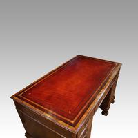 Walnut Pedestal Desk by Waring and Gillow (7 of 18) Walnut Pedestal Desk by Waring and Gillow (7 of 18)