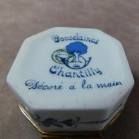 Limoges "Porcelaines de Chantilly" Porcelain Box (6 of 6) Limoges "Porcelaines de Chantilly" Porcelain Box (6 of 6)