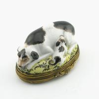 French 18th Century Mennecy Porcelain Snuff Box / Bonbonniere Dog & Puppy