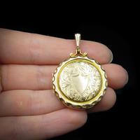 Antique 9ct Yellow Gold Engraved Fancy Round Photo Locket Pendant (10 of 10) Antique 9ct Yellow Gold Engraved Fancy Round Photo Locket Pendant (10 of 10)