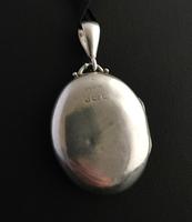 Antique Victorian Silver Locket, Aesthetic Era (9 of 13) Antique Victorian Silver Locket, Aesthetic Era (9 of 13)