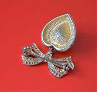 Vintage Gilt Rhinestone Bow Brooch with a Swinging Heart (2 of 5) Vintage Gilt Rhinestone Bow Brooch with a Swinging Heart (2 of 5)