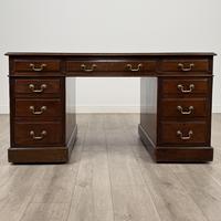 Antique 19th Century Fine Quality Pedestal Desk In Mahogany