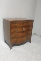 Outstanding Mahogany Serpentine Chest of Drawers of Small Proportions (2 of 8) Outstanding Mahogany Serpentine Chest of Drawers of Small Proportions (2 of 8)