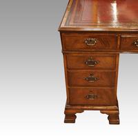 Walnut Pedestal Desk by Waring and Gillow (6 of 18) Walnut Pedestal Desk by Waring and Gillow (6 of 18)