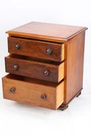 Small Victorian Mahogany Chest of Drawers / Commode (3 of 13) Small Victorian Mahogany Chest of Drawers / Commode (3 of 13)