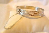 Vintage Sterling Silver Bangle 1975 Ornate Leaf Decoration 22.8 Grams 7" Length (3 of 10) Vintage Sterling Silver Bangle 1975 Ornate Leaf Decoration 22.8 Grams 7" Length (3 of 10)