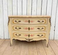Pretty and Elegant Commode