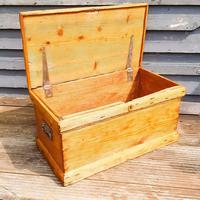 19th Century Carpenters Trunk with Shipwreck Finish (5 of 8) 19th Century Carpenters Trunk with Shipwreck Finish (5 of 8)