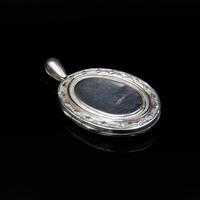 Antique Victorian Engraved Oval Sterling Silver Photo Locket Pendant (6 of 9) Antique Victorian Engraved Oval Sterling Silver Photo Locket Pendant (6 of 9)
