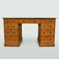Oak Knee-Hole Pedestal Desk (3 of 7) Oak Knee-Hole Pedestal Desk (3 of 7)