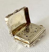 Small Sterling Silver Vinaigrette. Birmingham 1847 (4 of 7) Small Sterling Silver Vinaigrette. Birmingham 1847 (4 of 7)