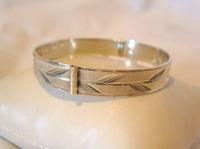 Vintage Sterling Silver Bangle 1975 Ornate Leaf Decoration 22.8 Grams 7" Length (4 of 10) Vintage Sterling Silver Bangle 1975 Ornate Leaf Decoration 22.8 Grams 7" Length (4 of 10)