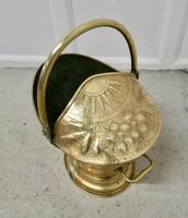 Victorian Brass Helmet Coal Scuttle (5 of 6) Victorian Brass Helmet Coal Scuttle (5 of 6)