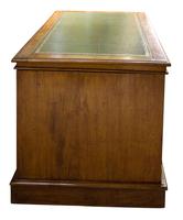 Victorian Kneehole Desk (4 of 4) Victorian Kneehole Desk (4 of 4)