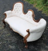 1960s Elegant Carved Mahogany Double Spoonback Chaise in Cream (3 of 4) 1960s Elegant Carved Mahogany Double Spoonback Chaise in Cream (3 of 4)