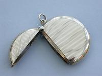 Edwardian 9 Carat Gold Circular Vesta Case (9 of 12) Edwardian 9 Carat Gold Circular Vesta Case (9 of 12)