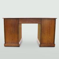Oak Knee-Hole Pedestal Desk (6 of 7) Oak Knee-Hole Pedestal Desk (6 of 7)