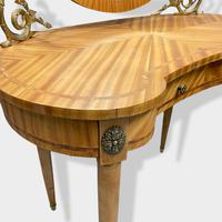 French Bleached Kidney Shaper Dressing Table (3 of 6) French Bleached Kidney Shaper Dressing Table (3 of 6)