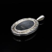 Antique Victorian Engraved Oval Sterling Silver Photo Locket Pendant (5 of 9) Antique Victorian Engraved Oval Sterling Silver Photo Locket Pendant (5 of 9)