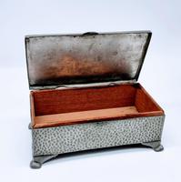 Antique Arts & Crafts Art Deco Hammered Pewter Cigarette Box (7 of 9) Antique Arts & Crafts Art Deco Hammered Pewter Cigarette Box (7 of 9)