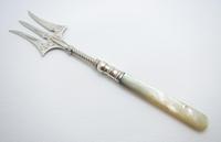 Antique Edwardian 1902 Solid Sterling Silver & Mother of Pearl Bread Muffin Cake Fork Server (2 of 5) Antique Edwardian 1902 Solid Sterling Silver & Mother of Pearl Bread Muffin Cake Fork Server (2 of 5)