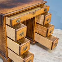 Oak Knee-hole Desk (2 of 9) Oak Knee-hole Desk (2 of 9)