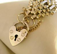 Vintage Gate Bracelet 12ct Gold Plated 1970s Heart Padlock 7 1/2" Length 15.5 Grams (6 of 10) Vintage Gate Bracelet 12ct Gold Plated 1970s Heart Padlock 7 1/2" Length 15.5 Grams (6 of 10)