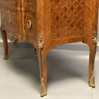 Small French kingwood parquetry chest of drawers (5 of 7) Small French kingwood parquetry chest of drawers (5 of 7)