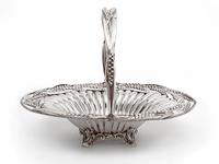 Victorian Oval Silver Plated Swing Handle Basket with Wheat and Rope Border on Four Cast Scroll Feet (3 of 5) Victorian Oval Silver Plated Swing Handle Basket with Wheat and Rope Border on Four Cast Scroll Feet (3 of 5)