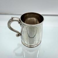 Antique George II Sterling Silver Pint Mug London 1728 Edward Vincent (2 of 7) Antique George II Sterling Silver Pint Mug London 1728 Edward Vincent (2 of 7)