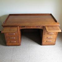 Oak Pedestal Desk (9 of 9) Oak Pedestal Desk (9 of 9)