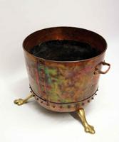 Large Victorian studded copper fireside log bucket or planter on brass feet (6 of 6) Large Victorian studded copper fireside log bucket or planter on brass feet (6 of 6)
