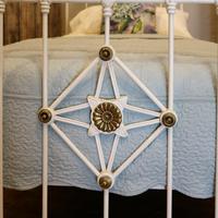 Antique White Decorative Brass & Iron Victorian Single Bedstead (4 of 7) Antique White Decorative Brass & Iron Victorian Single Bedstead (4 of 7)