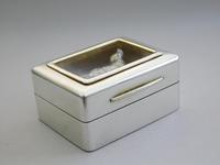 Early 20th Century Parcel Gilt Silver Table Vesta Case with Internal Cast Silver Spaniel by Goldsmiths & Silversmiths, London, 1912 (2 of 20) Early 20th Century Parcel Gilt Silver Table Vesta Case with Internal Cast Silver Spaniel by Goldsmiths & Silversmiths, London, 1912 (2 of 20)