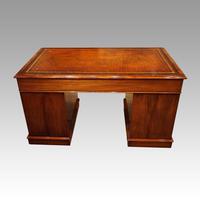 Victorian Mahogany Pedestal Desk (2 of 11) Victorian Mahogany Pedestal Desk (2 of 11)