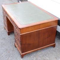 1960s Large Mahogany Partners Desk with Green Leather on Top (3 of 5) 1960s Large Mahogany Partners Desk with Green Leather on Top (3 of 5)
